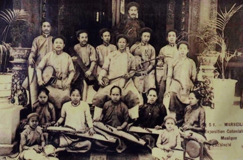 La troupe don ca tài tu de My Tho, dirigé par son directeur Tu Thiêu, lors d’une tournée à Marseille en 1906. 